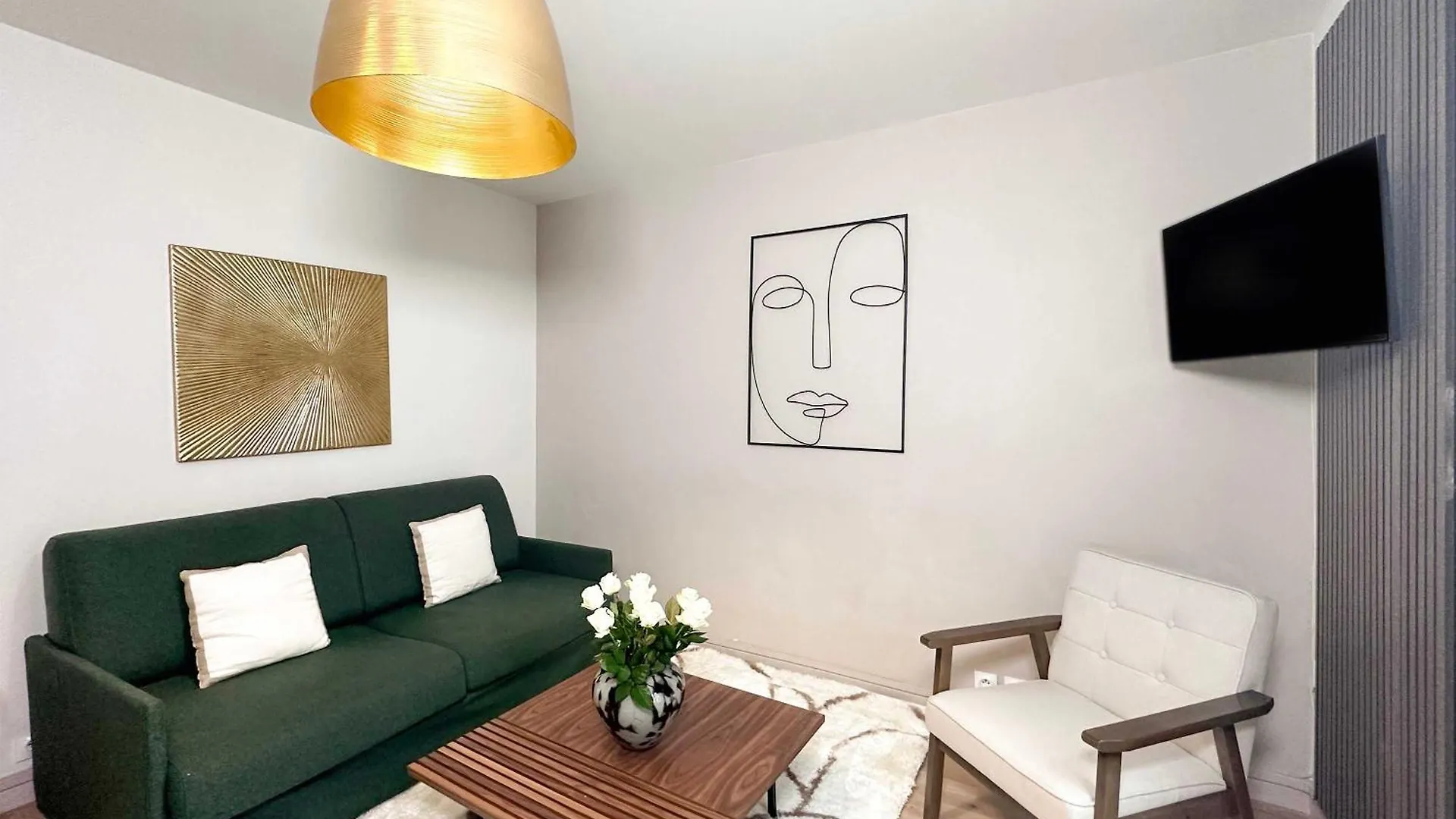 Eiffel Tower & Invalides - Superb Studios Paris 0*,