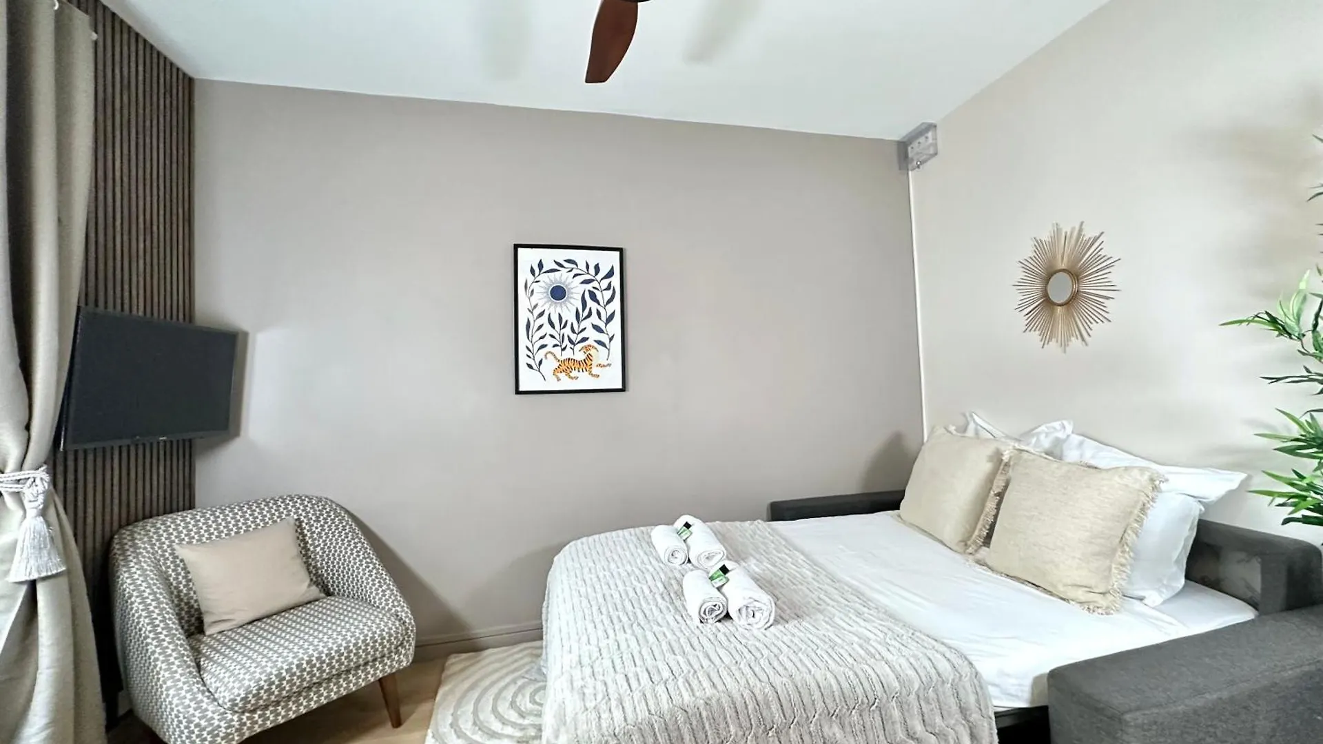 Eiffel Tower & Invalides - Superb Studios Paris France