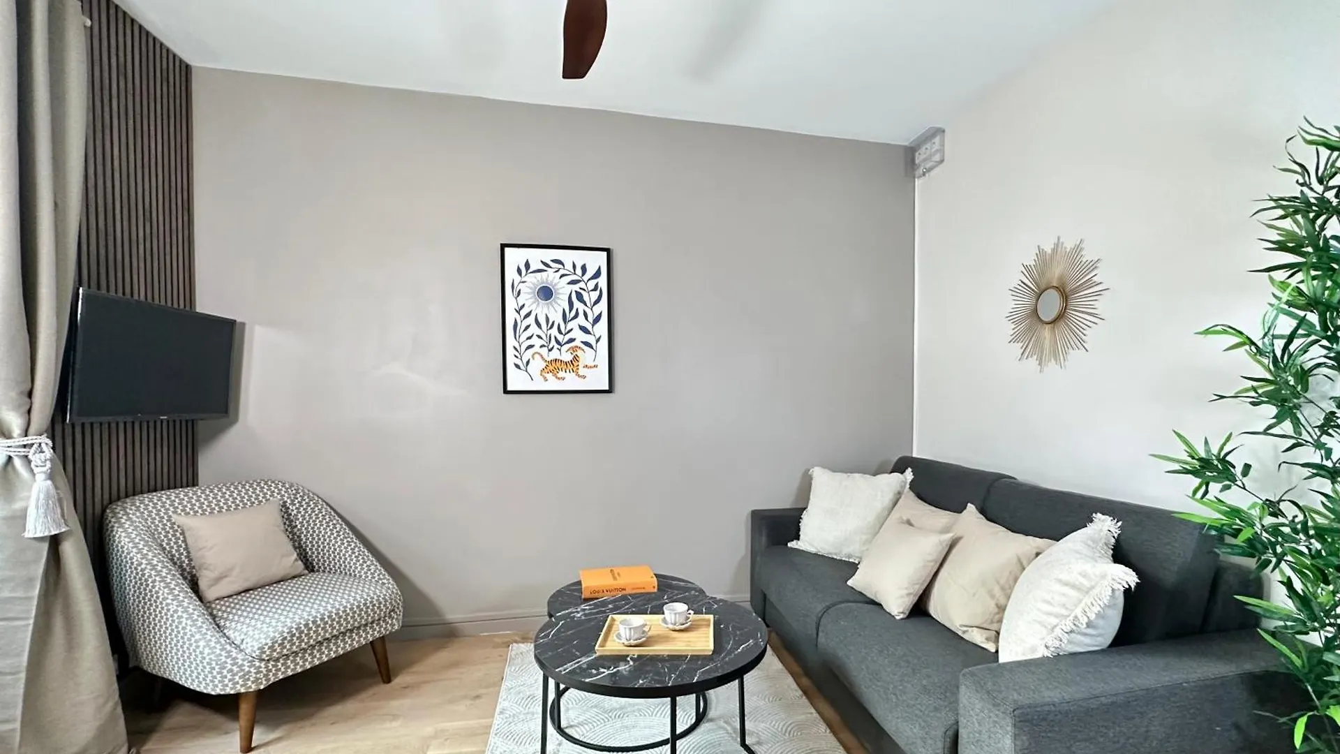 Apartment Eiffel Tower & Invalides - Superb Studios Paris France