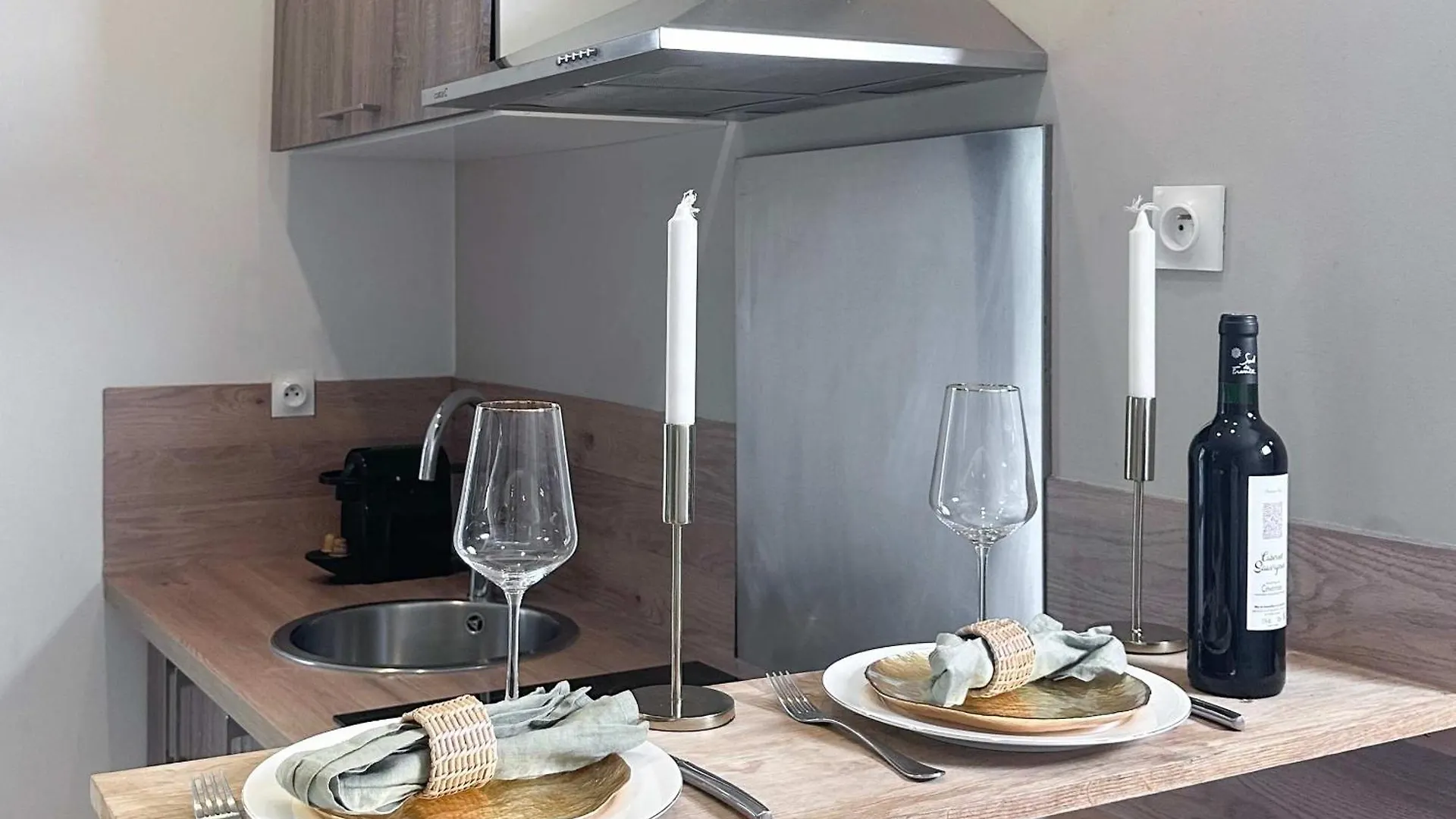 Eiffel Tower & Invalides - Superb Studios Paris Apartment
